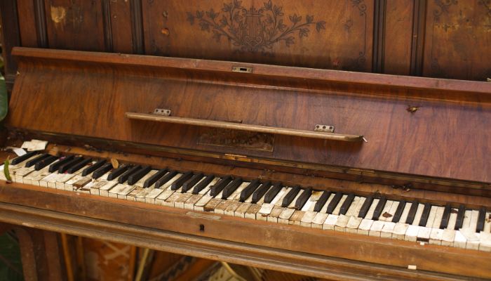 Old piano with keys that have been destroyed