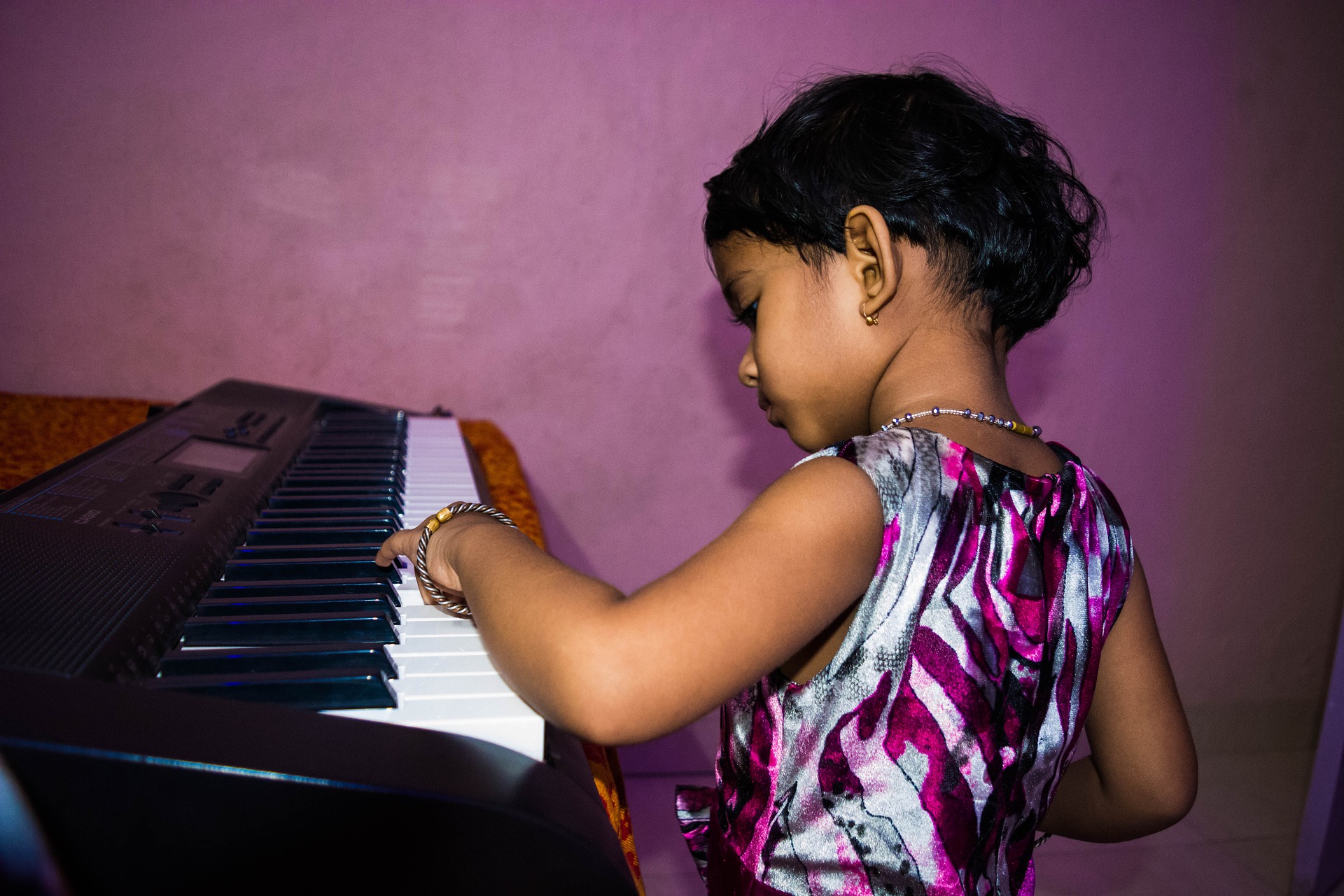 How long should a 7 year old practice piano daily? Answers from a piano teacher plus tips & strategy to help get practice done without the stress.