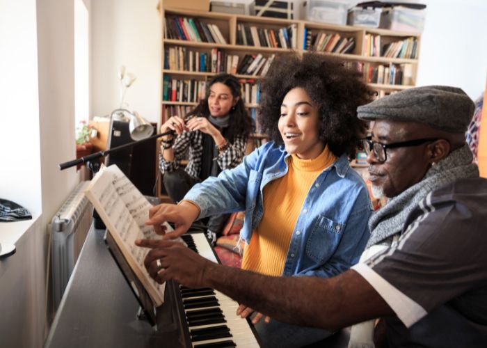 3 people learning piano